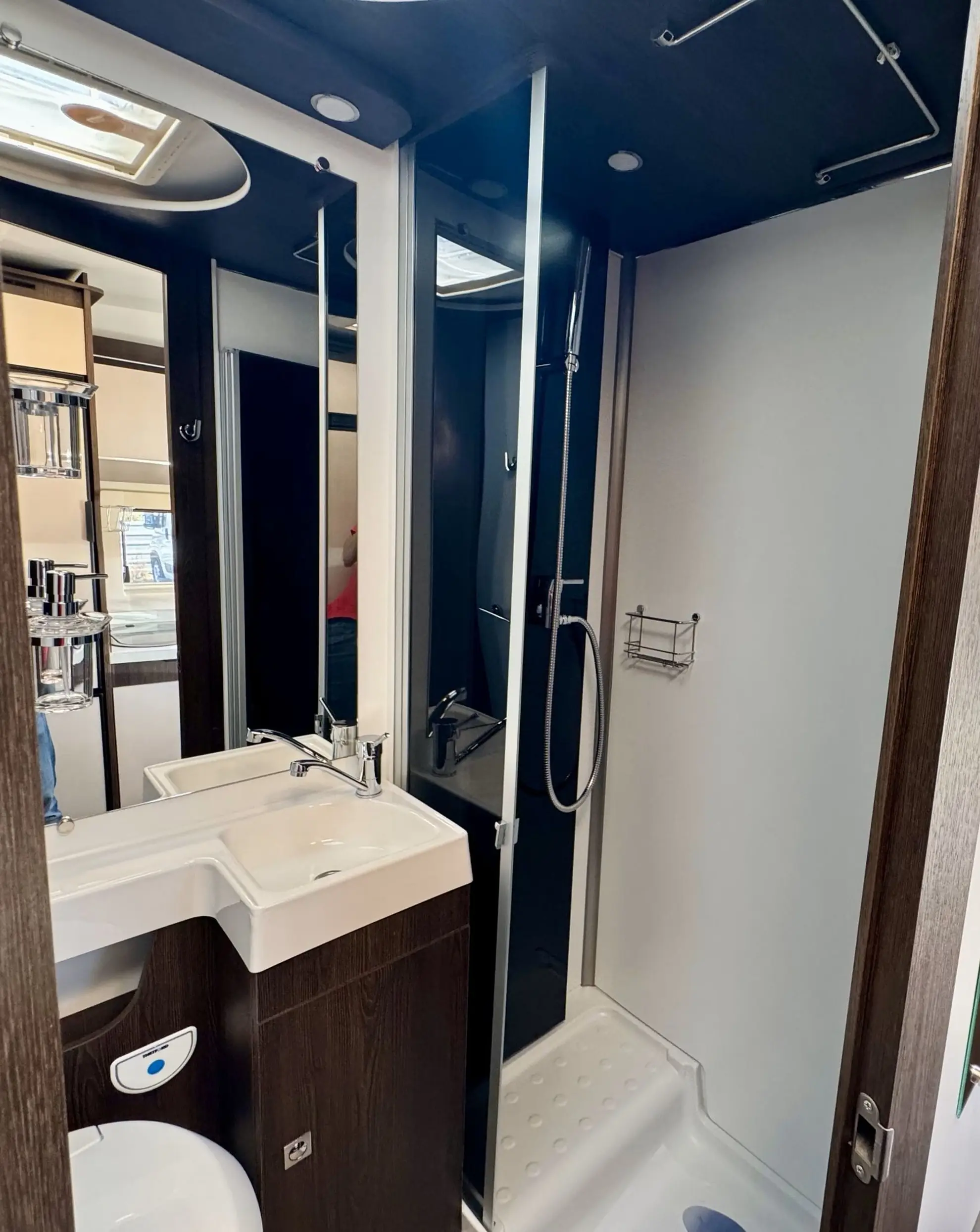 alquiler-autocaravana-madrid-bano-completo-lujo