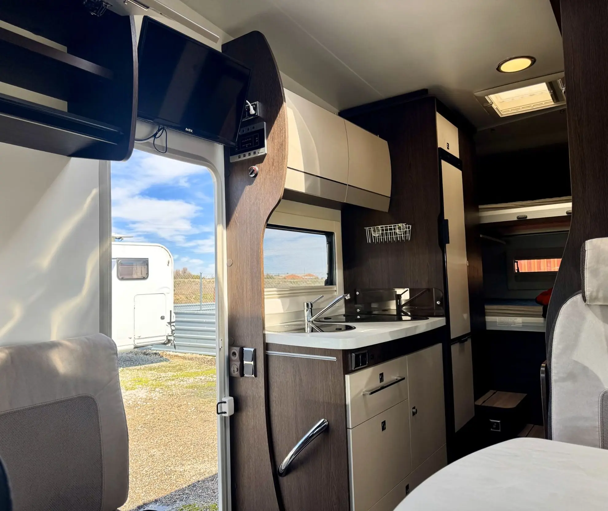 alquiler-autocaravana-madrid-tv-calidad-confort